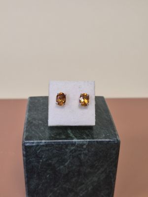 une paire de boucles d'oreilles posée sur un bloc de marbre