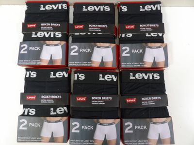 six paires de boxers Levi's sont empilées les unes sur les autres
