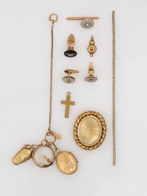 un assortiment de bijoux en or et en argent, comprenant notamment une croix, un pendentif et une chaîne