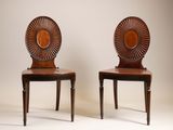 deux chaises en bois avec un dossier circulaire et une assise en bois