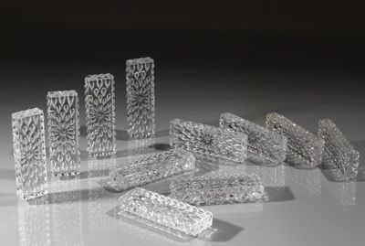 plusieurs morceaux de verre posés sur une table les uns à côté des autres