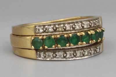 Bague en or ornée d’une ligne d’émeraudes entre deux lignes de diamant - Photo 1