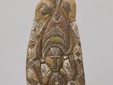 une sculpture marron et blanche représentant une femme tenant un enfant dans ses bras