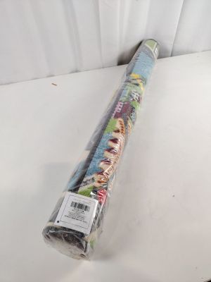 un rouleau de tissu posé sur une table, sur fond blanc