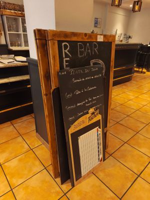 une enseigne sur laquelle est inscrit « r bar » dans un restaurant
