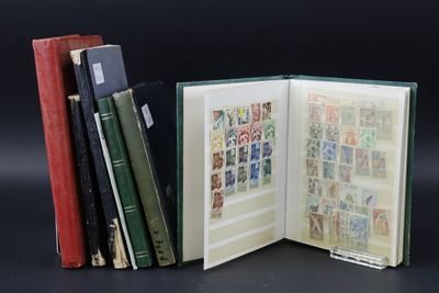 plusieurs livres sont empilés sur une table