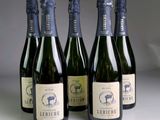 quatre bouteilles de vin sont alignées sur une table