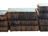livres empilés sur une surface blanche