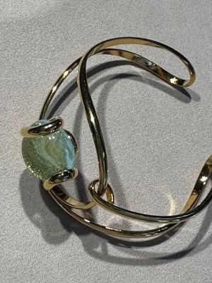 bracelet manchette plaqué or avec une pierre de labradorite et un fil torsadé