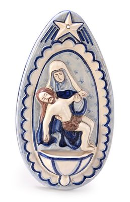 une image représentant une figurine en céramique d'une femme tenant l'enfant Jésus dans ses bras