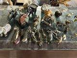 de nombreuses figurines posées sur une table