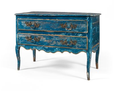 une vieille commode bleue avec des poignées et des tiroirs ouvragés