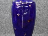 un grand vase bleu orné d'étoiles dorées