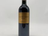 la bouteille de vin est posée sur une surface blanche