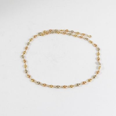 un gros plan sur un bracelet composé de perles dorées et blanches