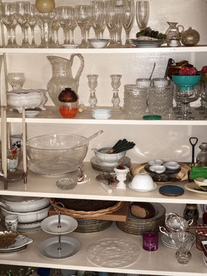 une étagère remplie de verres et de vaisselle dans une cuisine