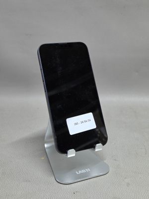un téléphone portable posé sur un support sur une table