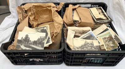 deux paniers remplis de vieilles photos, posés sur une table