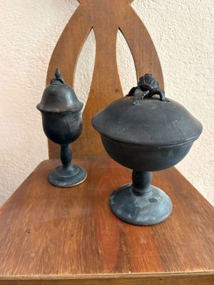 deux vases posés sur une table en bois