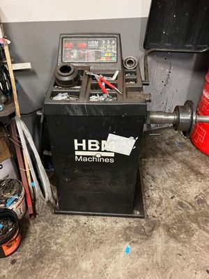 une machine posée sur le sol d'une pièce