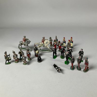 un grand nombre de figurines posées sur une table