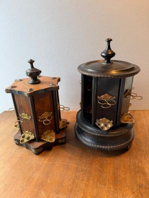 deux horloges posées l'une à côté de l'autre sur une table en bois