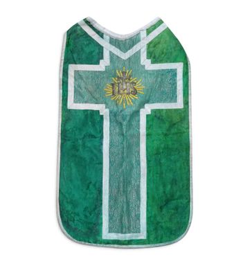 un bavoir vert et blanc orné d'une croix et d'un soleil