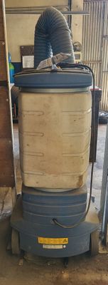 une machine posée sur un chariot dans un garage