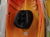 de nombreux kayaks de différentes couleurs exposés dans un magasin