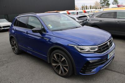 Le SUV Volkswagen bleu est garé sur un parking, à côté d'autres voitures.