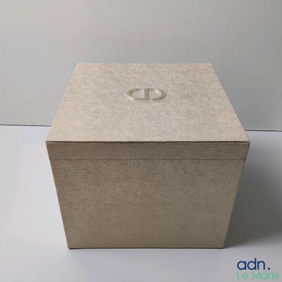 une boîte avec un couvercle sur lequel figure la lettre d