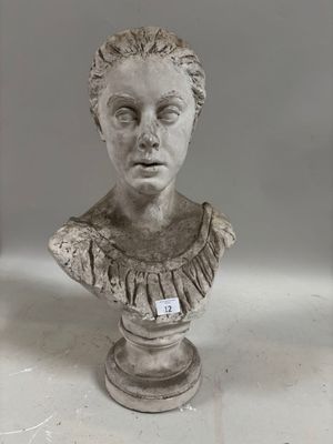 un buste représentant un jeune garçon avec un collier autour du cou