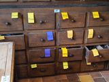 une commode en bois avec de nombreux post-it dessus