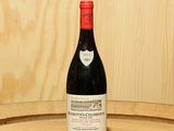 une bouteille de vin posée sur un tonneau