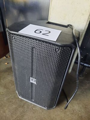 une grande enceinte posée par terre