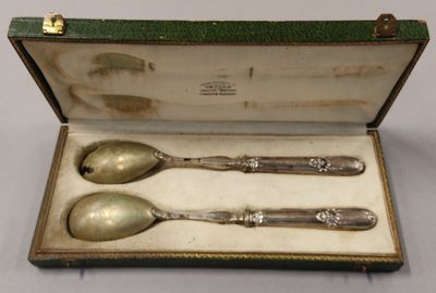 Couvert à salade, manches en argent fourré, ciselé de muguet… - Photo 1