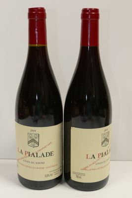 deux bouteilles de vin rouge posées l'une à côté de l'autre sur une table
