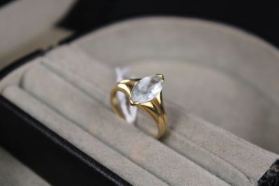 une bague qui se trouve dans une boîte sur une table