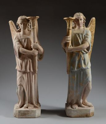 deux statues d'anges tenant des harpes et se tenant l'une à côté de l'autre