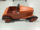 une petite voiture posée par terre