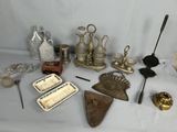 un grand nombre d'objets posés sur une table