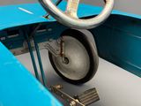 une petite voiture bleue avec un volant et un volant