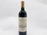 une bouteille de vin posée sur une table