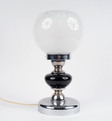gros plan d'une lampe sur une table à fond blanc
