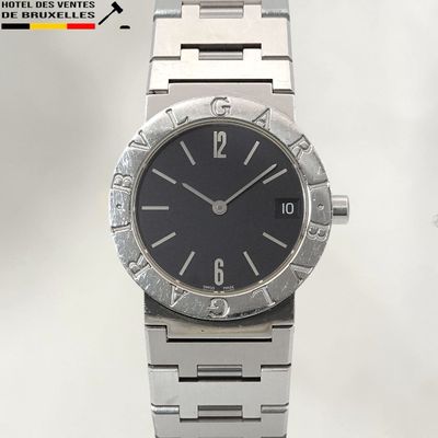 une photo d'une montre au cadran noir