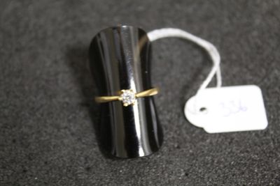 une bague sertie d'un diamant, posée à côté d'une étiquette de prix