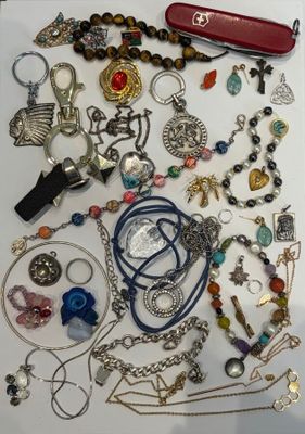 plusieurs types de colliers et de bracelets différents disposés sur une table