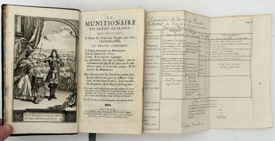 quelqu'un tient un livre ouvert sur lequel figure l'image d'un homme et d'une femme