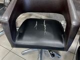 a black chair that is sitting in the middle of a room
