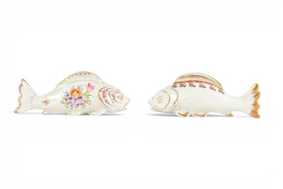 paire de figurines de poissons en porcelaine, ornées d'un motif floral sur le corps